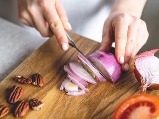 Πώς να εξαφανίσετε τη μυρωδιά του κρεμμυ...
