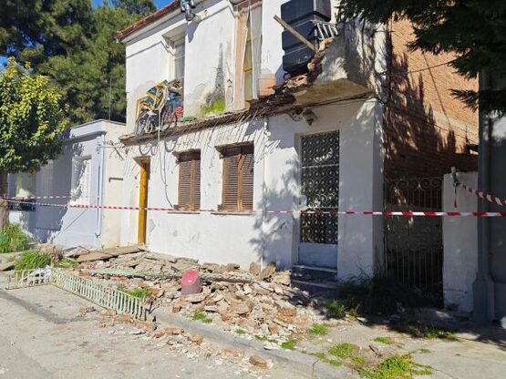 Βόλος: Γυναίκα έπεσε μαζί με το μπαλκόνι