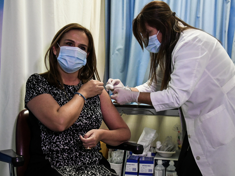 Δυτ. Ελλάδα -Πάτρα: Στο ΠΓΝΠ η υφυπουργός Υγείας Ζωή Ράπτη - Εμβολιάστηκε μαζί με τον Διοικητή της 6ης ΥΠΕ Γιάννη Καρβέλη (photos-ΒΙΝΤΕΟ)